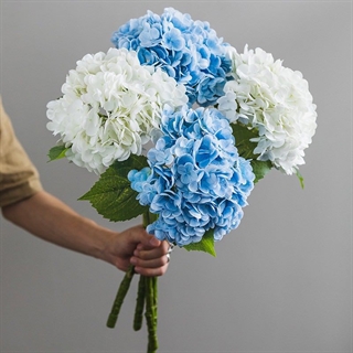 Kunstig hortensiabuket i blå og hvid – realistiske blomster til dekoration